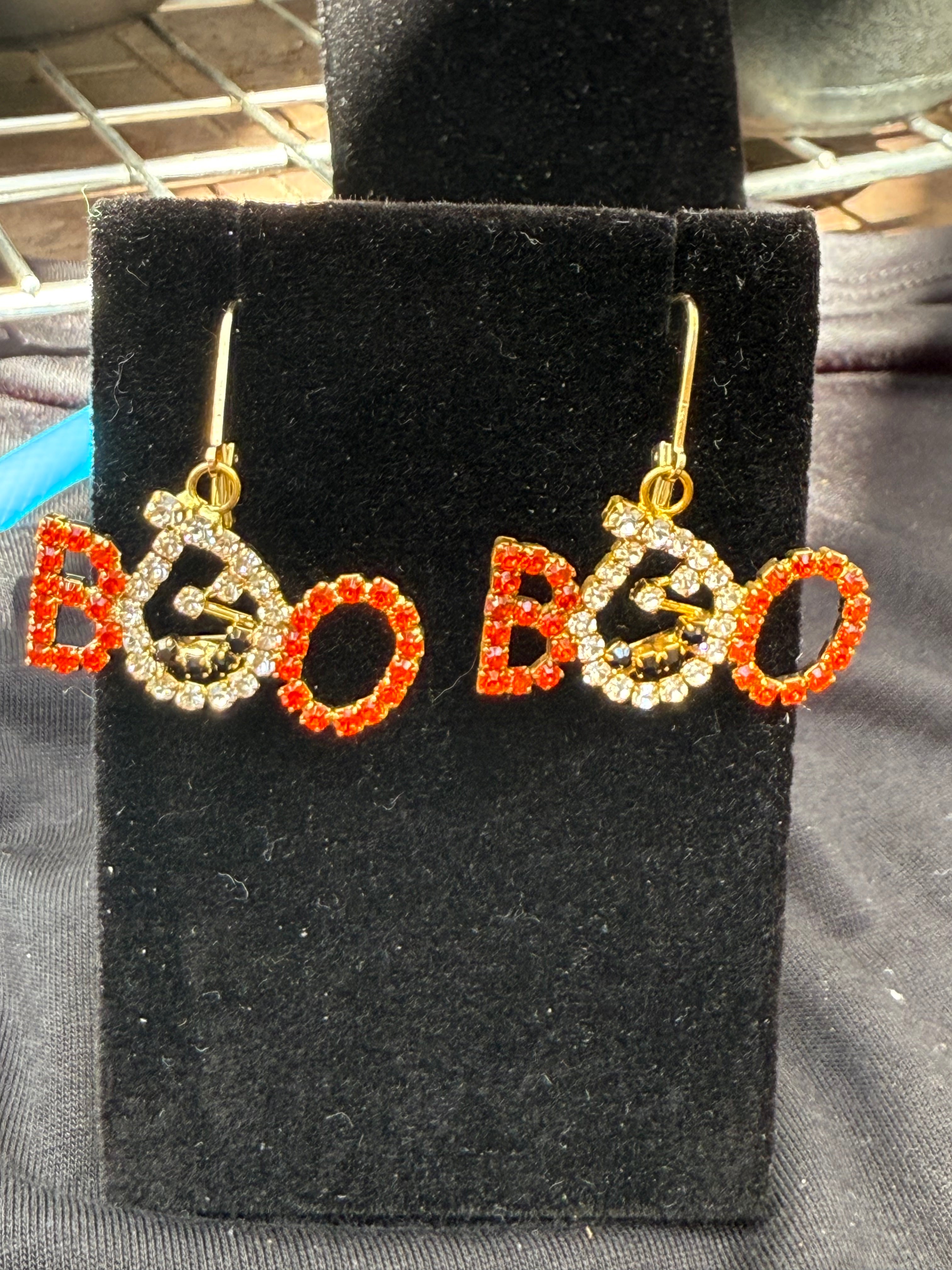 🎃 Clasp Dangle BOO Earrings – Halloween Sale!